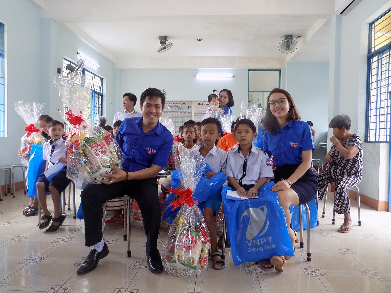 Đo&agrave;n thanh ni&ecirc;n chụp ảnh lưu niệm c&ugrave;ng c&aacute;c em nhỏ